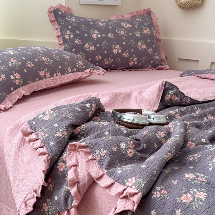 91家纺网 家纺一手货源 找家纺 迪梦姿家纺 2026新款泡芙纱花边款夏被四件套-款式二 花漾樱花粉