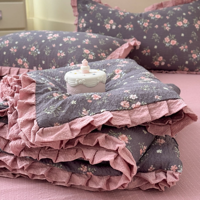 91家纺网 家纺一手货源 找家纺 迪梦姿家纺 2026新款泡芙纱花边款夏被四件套-款式二 花漾樱花粉