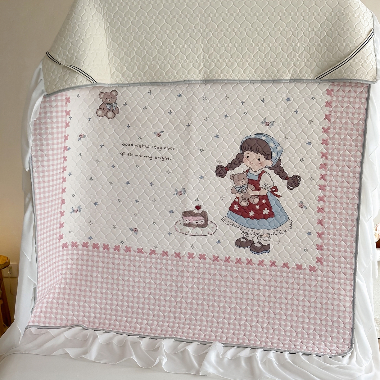 91家纺网 家纺一手货源 找家纺 RYB红黄兰 2026新款ins床裙款大版冰皮凉感水洗乳胶加厚6mm凉席席子三件套 粉粉蛋糕