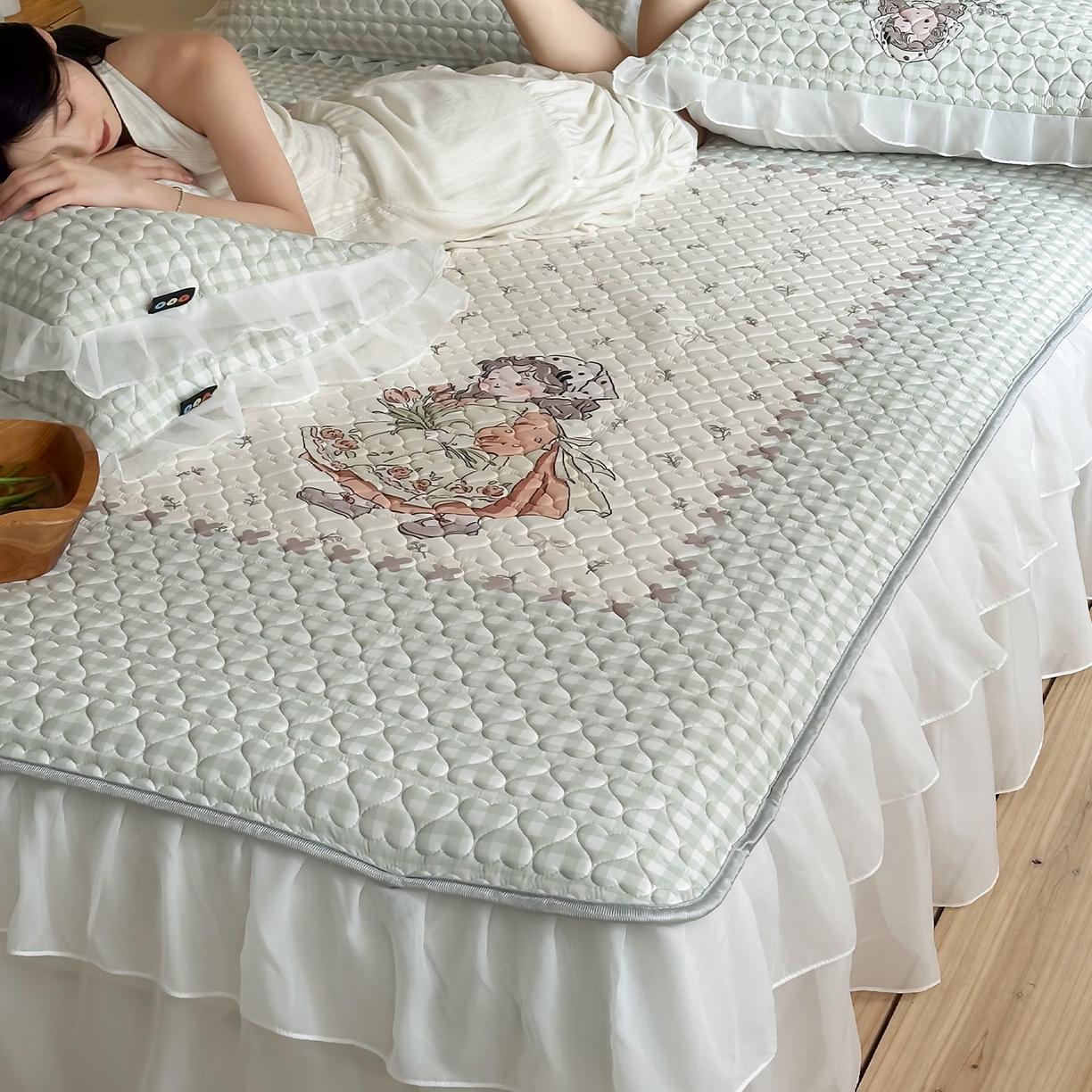 91家纺网 家纺一手货源 找家纺 RYB红黄兰 2026新款ins床裙款大版冰皮凉感水洗乳胶加厚6mm凉席席子三件套 浅草月野