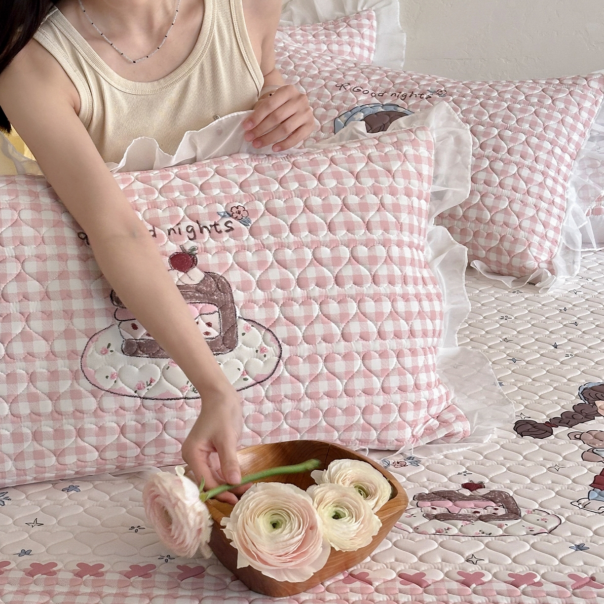 91家纺网 家纺一手货源 找家纺 RYB红黄兰 2026新款ins床裙款大版冰皮凉感水洗乳胶加厚6mm凉席席子三件套 粉粉蛋糕