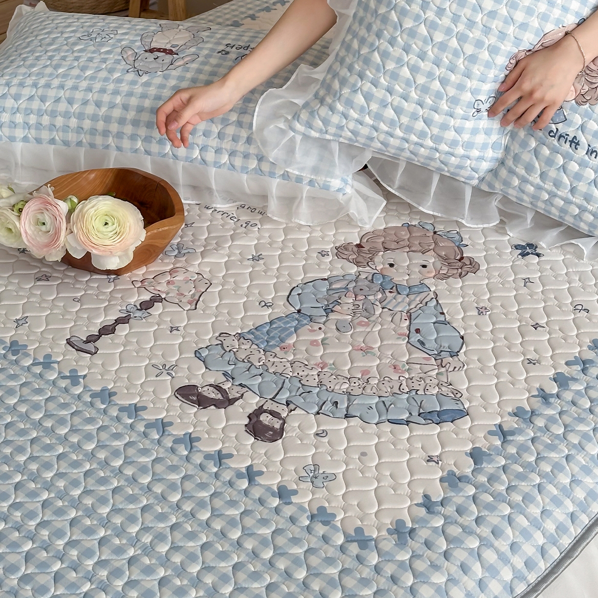 91家纺网 家纺一手货源 找家纺 RYB红黄兰 2026新款ins床裙款大版冰皮凉感水洗乳胶加厚6mm凉席席子三件套 海盐玛奇