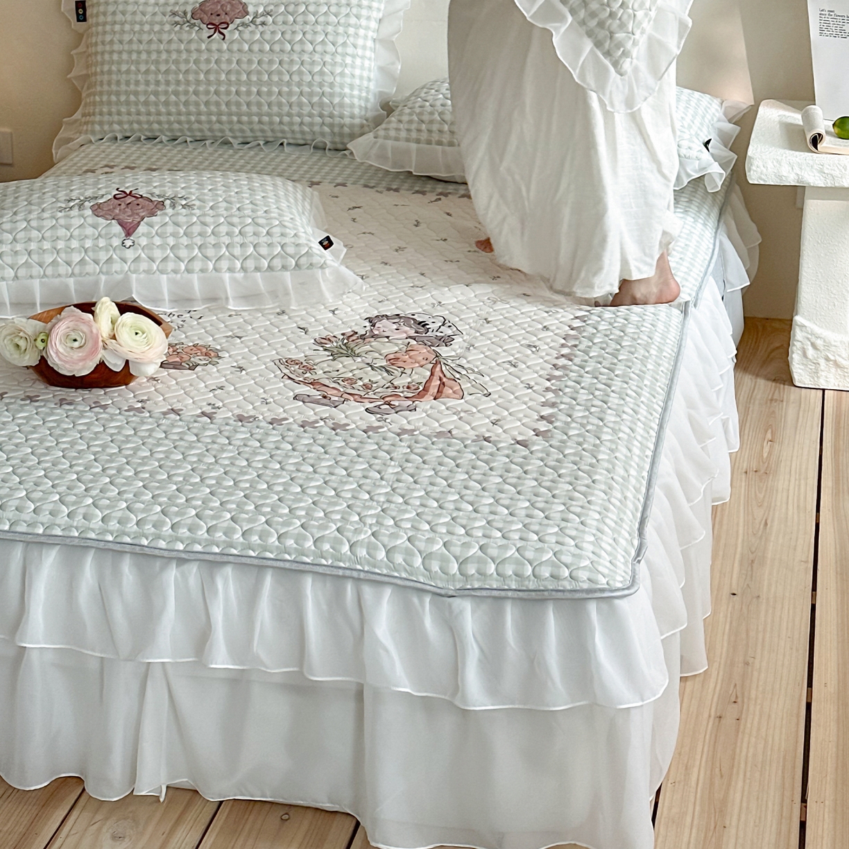 91家纺网 家纺一手货源 找家纺 RYB红黄兰 2026新款ins床裙款大版冰皮凉感水洗乳胶加厚6mm凉席席子三件套 浅草月野