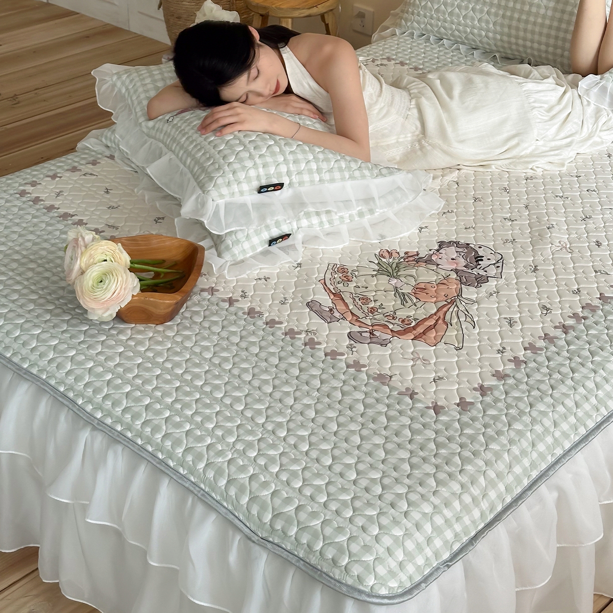 91家纺网 家纺一手货源 找家纺 RYB红黄兰 2026新款ins床裙款大版冰皮凉感水洗乳胶加厚6mm凉席席子三件套 浅草月野