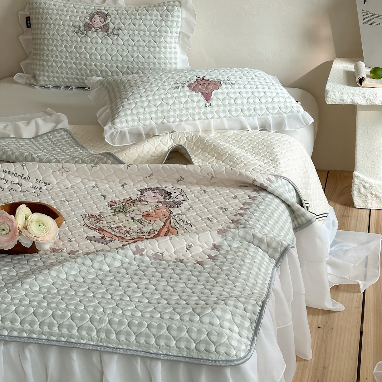 91家纺网 家纺一手货源 找家纺 RYB红黄兰 2026新款ins床裙款大版冰皮凉感水洗乳胶加厚6mm凉席席子三件套 浅草月野