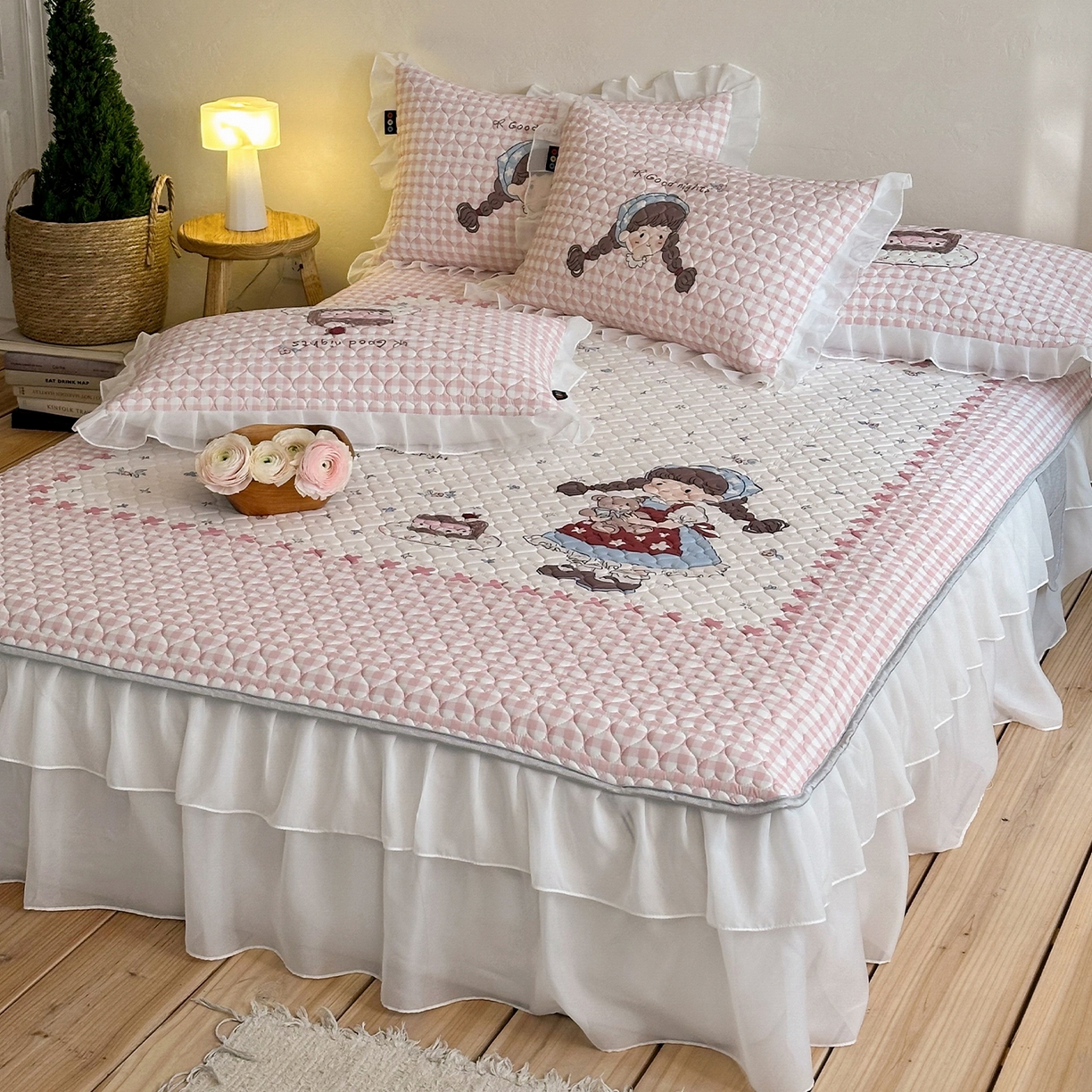 91家纺网 家纺一手货源 找家纺 RYB红黄兰 2026新款ins床裙款大版冰皮凉感水洗乳胶加厚6mm凉席席子三件套 粉粉蛋糕