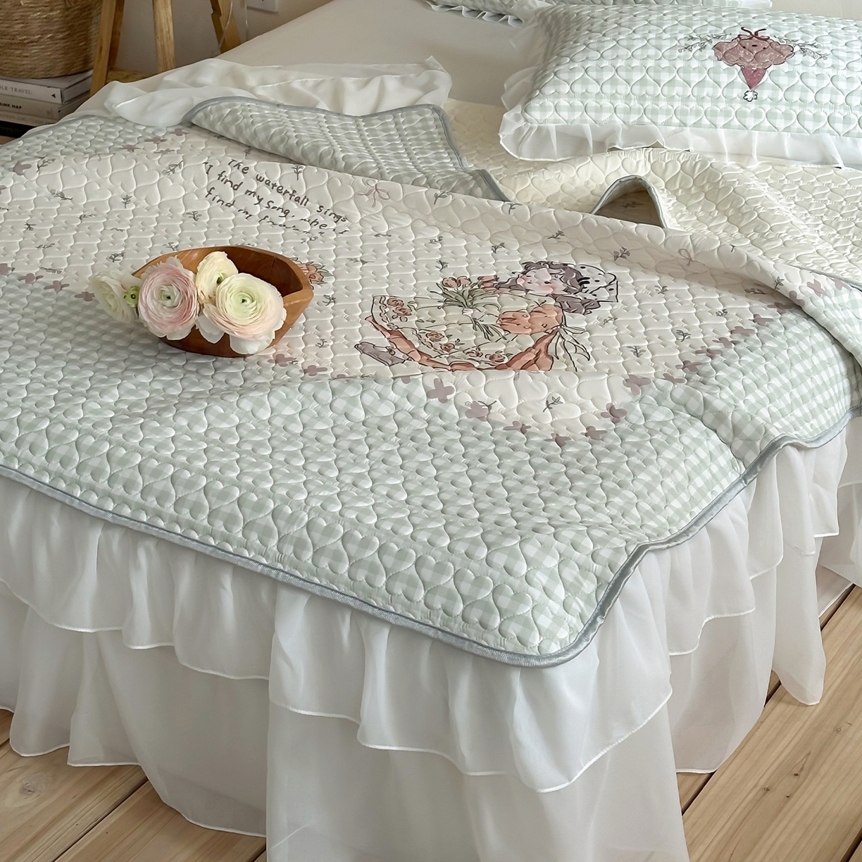 91家纺网 家纺一手货源 找家纺 RYB红黄兰 2026新款ins床裙款大版冰皮凉感水洗乳胶加厚6mm凉席席子三件套 浅草月野