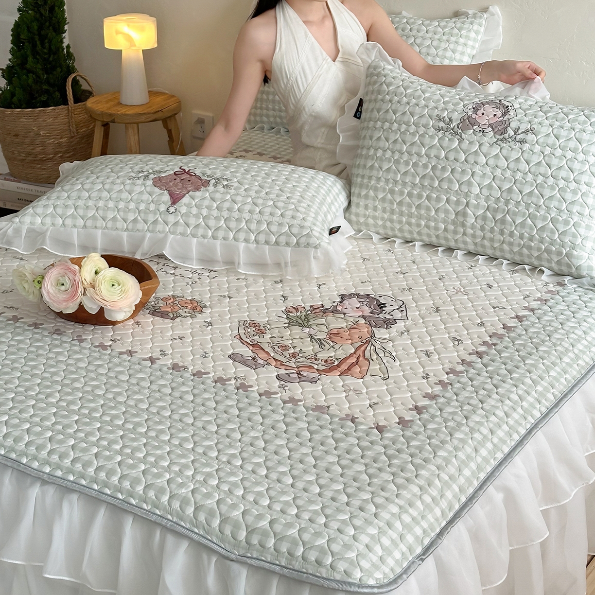 91家纺网 家纺一手货源 找家纺 RYB红黄兰 2026新款ins床裙款大版冰皮凉感水洗乳胶加厚6mm凉席席子三件套 浅草月野