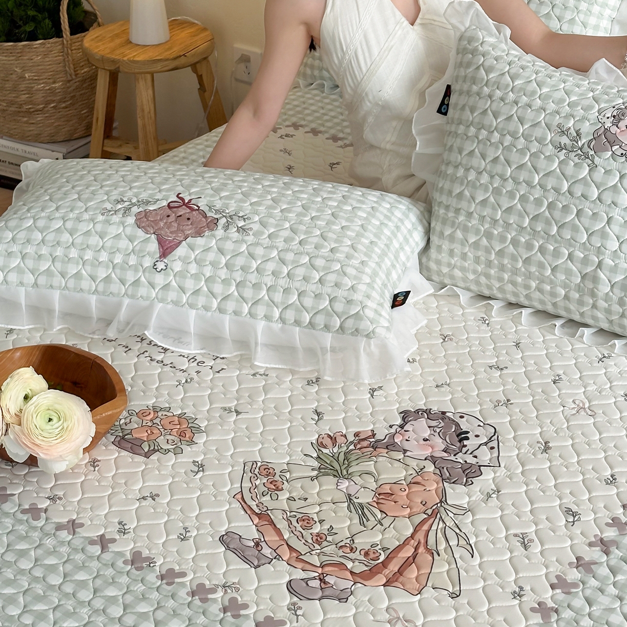 91家纺网 家纺一手货源 找家纺 RYB红黄兰 2026新款ins床裙款大版冰皮凉感水洗乳胶加厚6mm凉席席子三件套 浅草月野