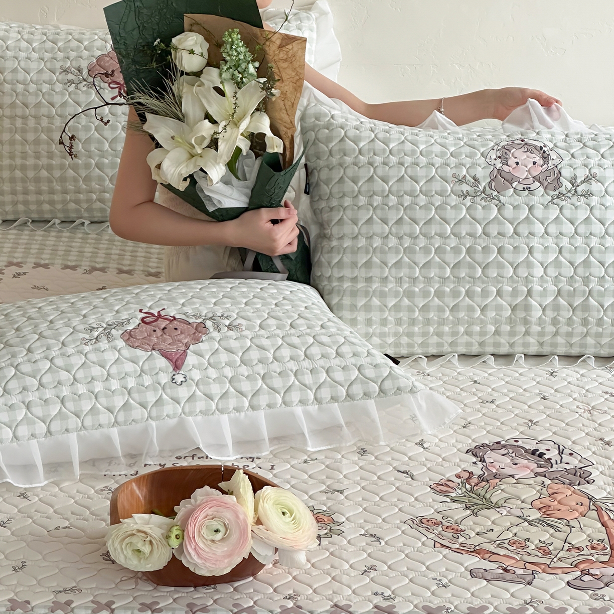 91家纺网 家纺一手货源 找家纺 RYB红黄兰 2026新款ins床裙款大版冰皮凉感水洗乳胶加厚6mm凉席席子三件套 浅草月野