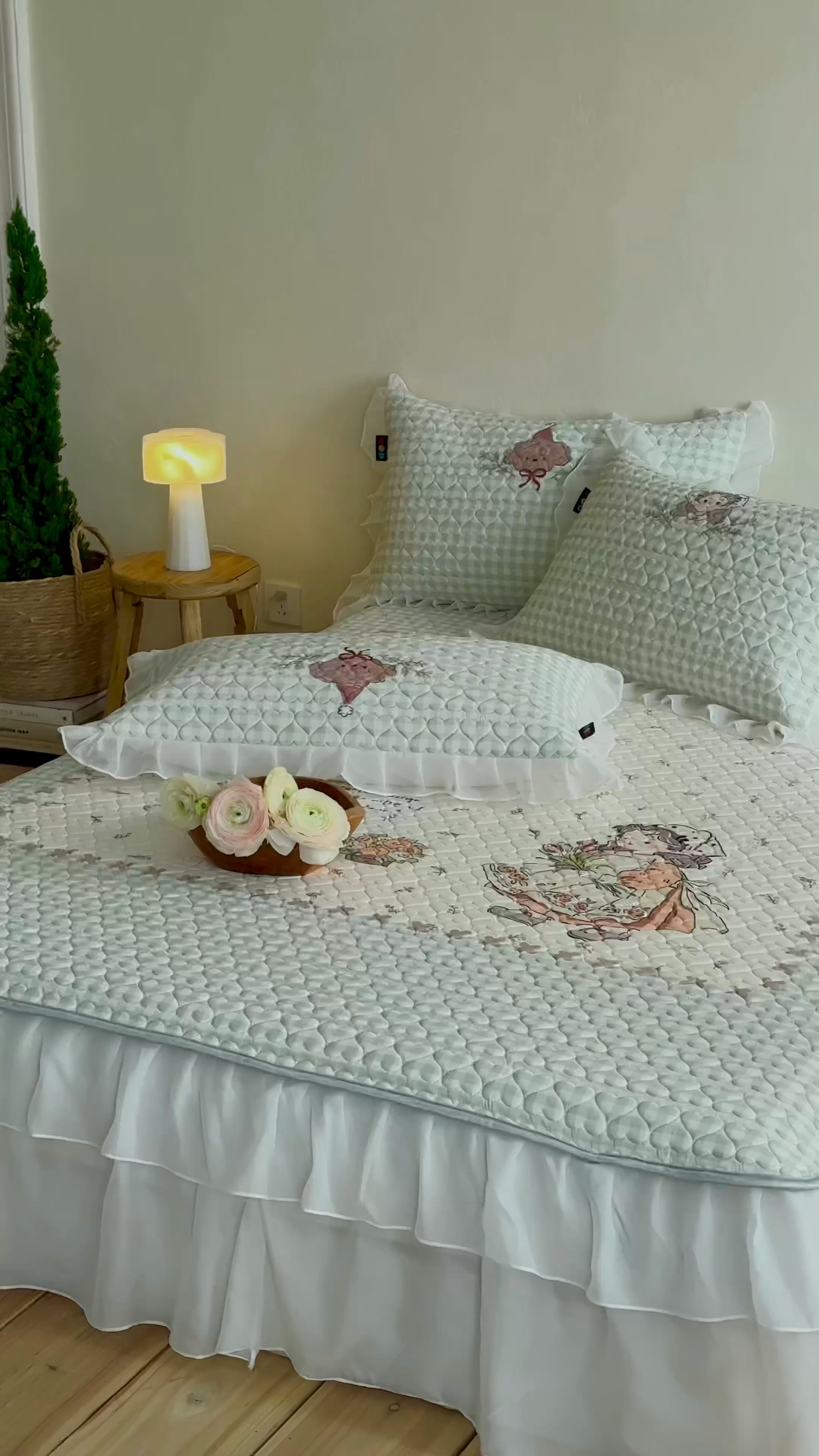 91家纺网 家纺一手货源 找家纺 RYB红黄兰 2026新款ins床裙款大版冰皮凉感水洗乳胶加厚6mm凉席席子三件套 浅草月野