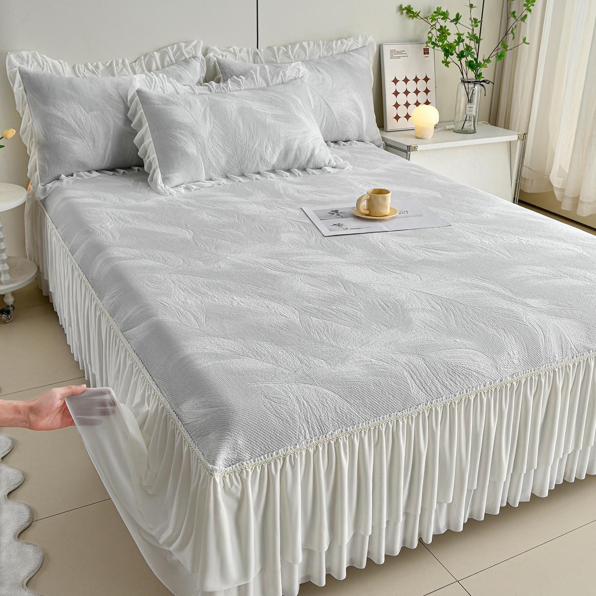 91家纺网 家纺一手货源 找家纺 民新家纺 2026新款3D立体冰豆豆凉席席子床裙三件套 微风轻羽-灰