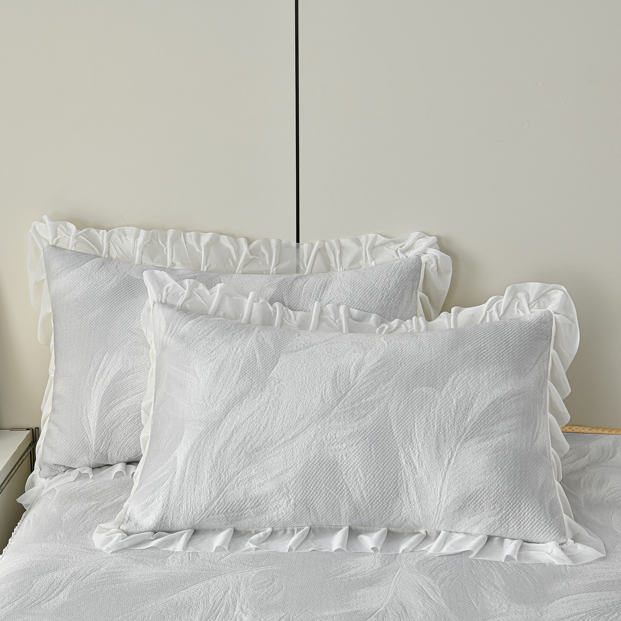 91家纺网 家纺一手货源 找家纺 民新家纺 2026新款3D立体冰豆豆凉席席子床裙三件套 微风轻羽-灰