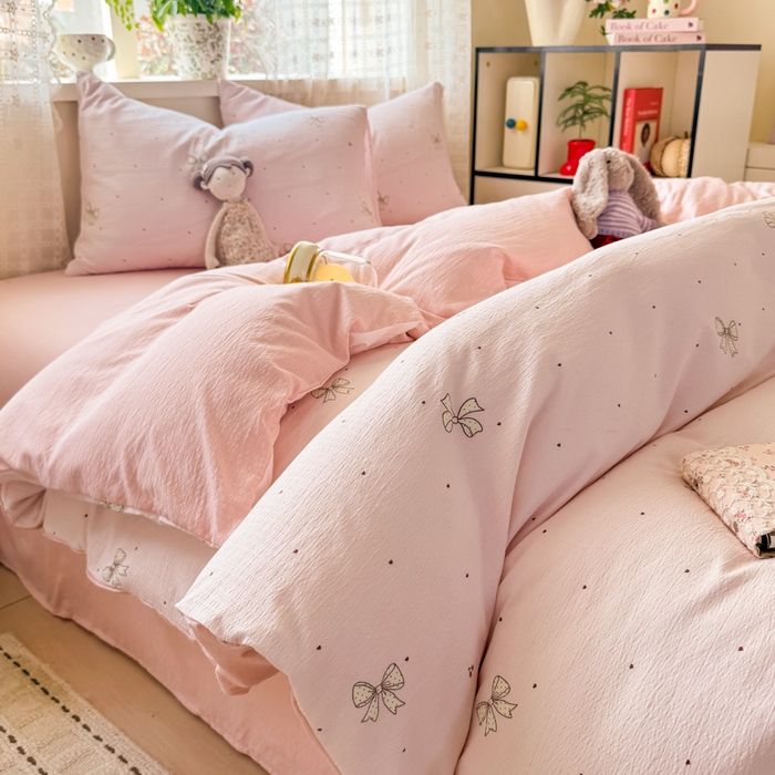 91家纺网 家纺一手货源 找家纺 丝芙妮家居 2026春夏新款皱皱棉双层纱泡芙棉四件套 云蝶-粉