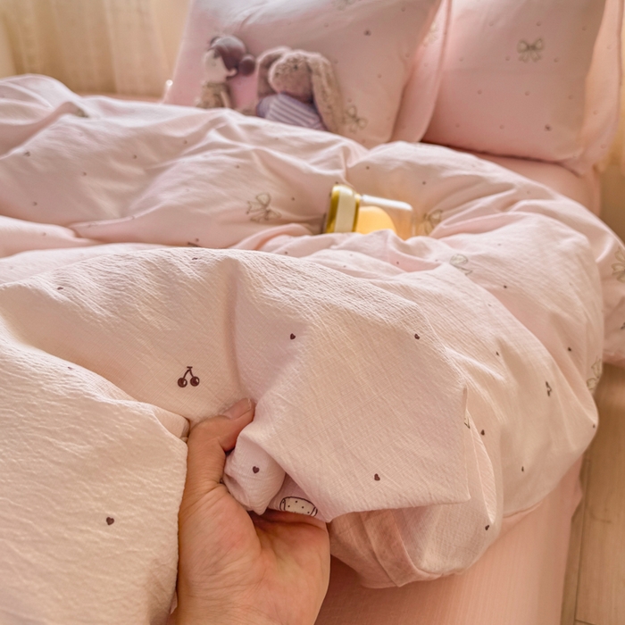 91家纺网 家纺一手货源 找家纺 丝芙妮家居 2026春夏新款皱皱棉双层纱泡芙棉四件套 云蝶-粉