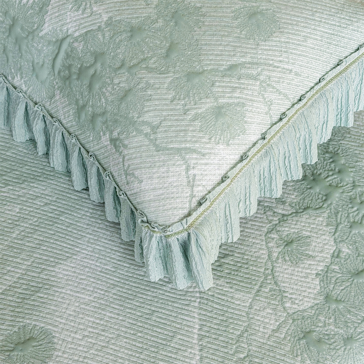 91家纺网 家纺一手货源 找家纺 慕木家纺 2026新款A类乙纶双面提花560克冰豆豆花边床盖款床裙迎客松系列（提供买家秀） 迎客松-绿