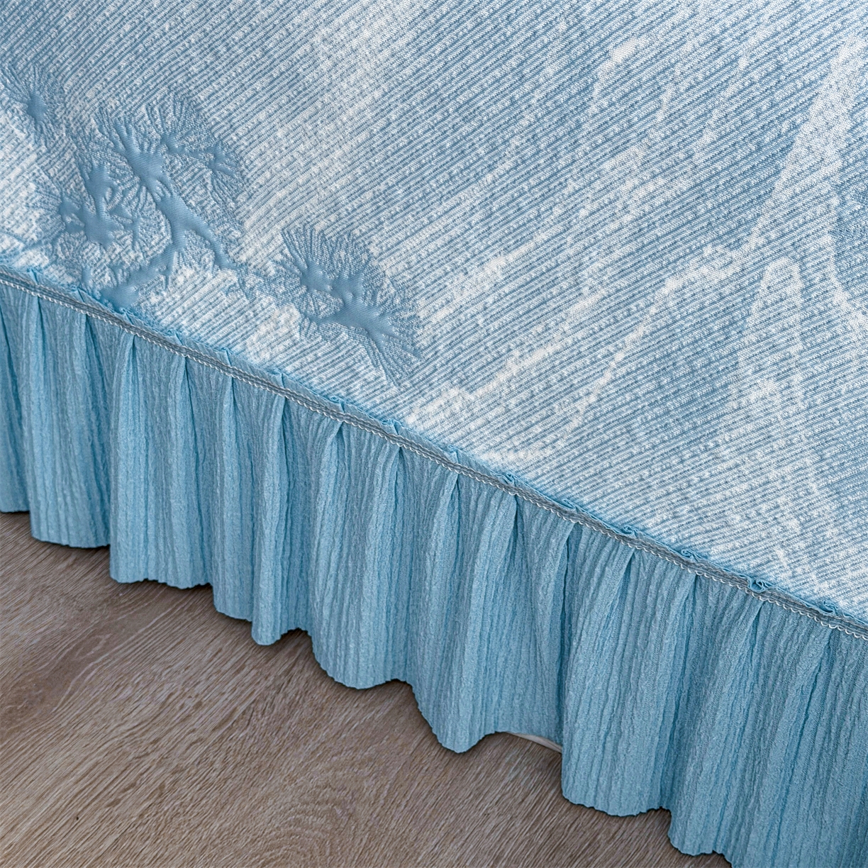 91家纺网 家纺一手货源 找家纺 慕木家纺 2026新款A类乙纶双面提花560克冰豆豆花边床盖款床裙迎客松系列（提供买家秀） 迎客松-蓝