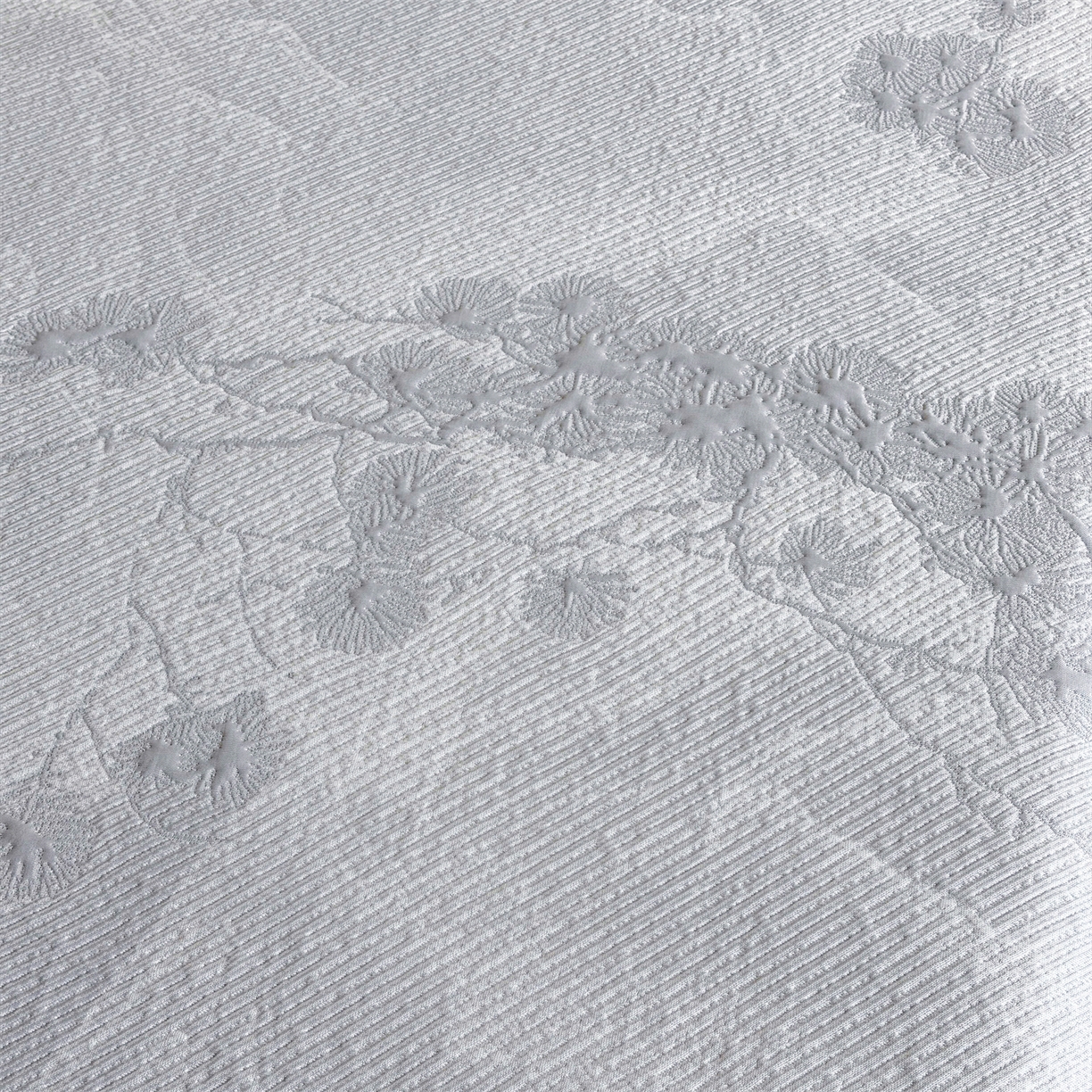 91家纺网 家纺一手货源 找家纺 慕木家纺 2026新款A类乙纶双面提花560克冰豆豆花边床盖款床裙迎客松系列（提供买家秀） 迎客松-灰