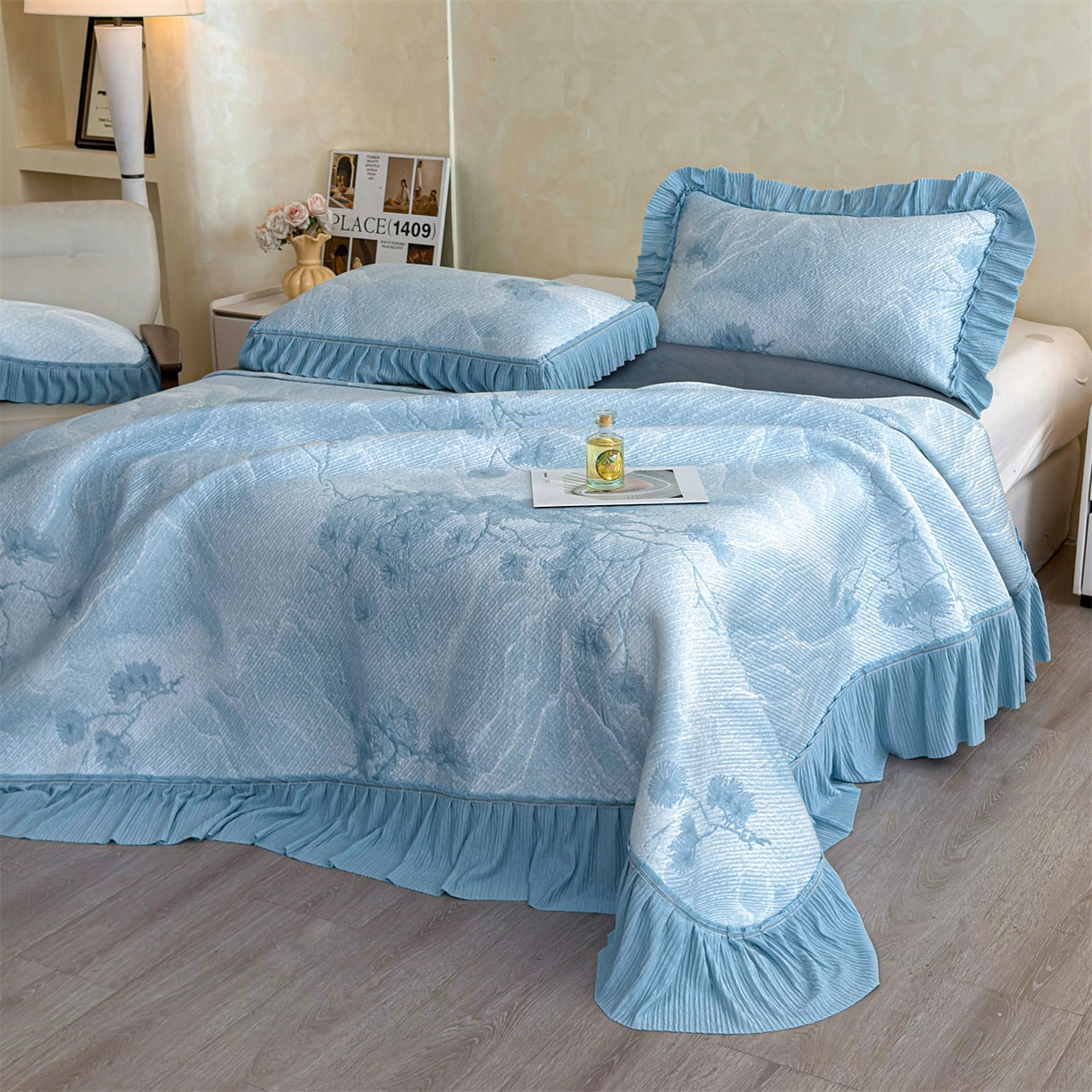 91家纺网 家纺一手货源 找家纺 慕木家纺 2026新款A类乙纶双面提花560克冰豆豆花边床盖款床裙迎客松系列（提供买家秀） 迎客松-蓝