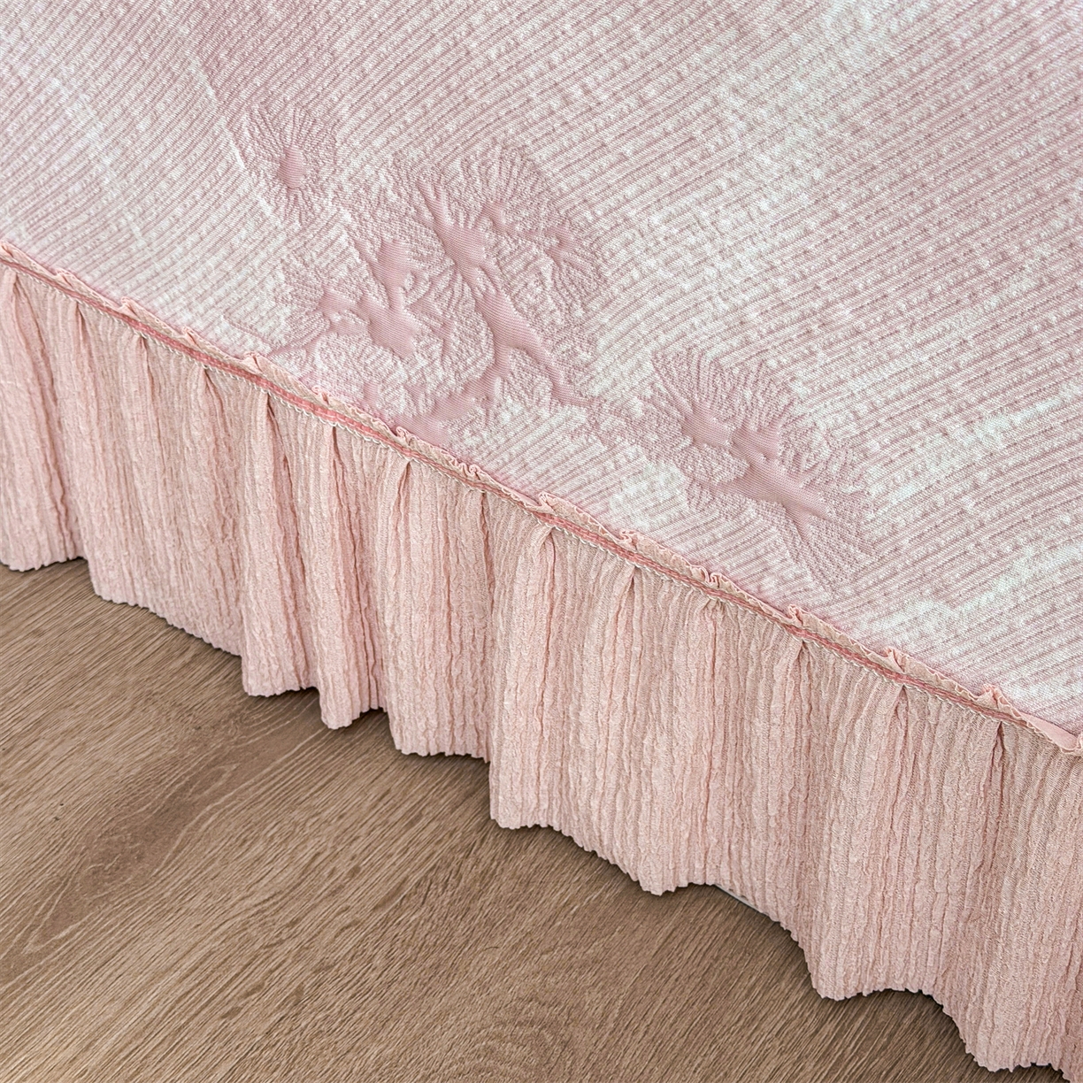 91家纺网 家纺一手货源 找家纺 慕木家纺 2026新款A类乙纶双面提花560克冰豆豆花边床盖款床裙迎客松系列（提供买家秀） 迎客松-粉