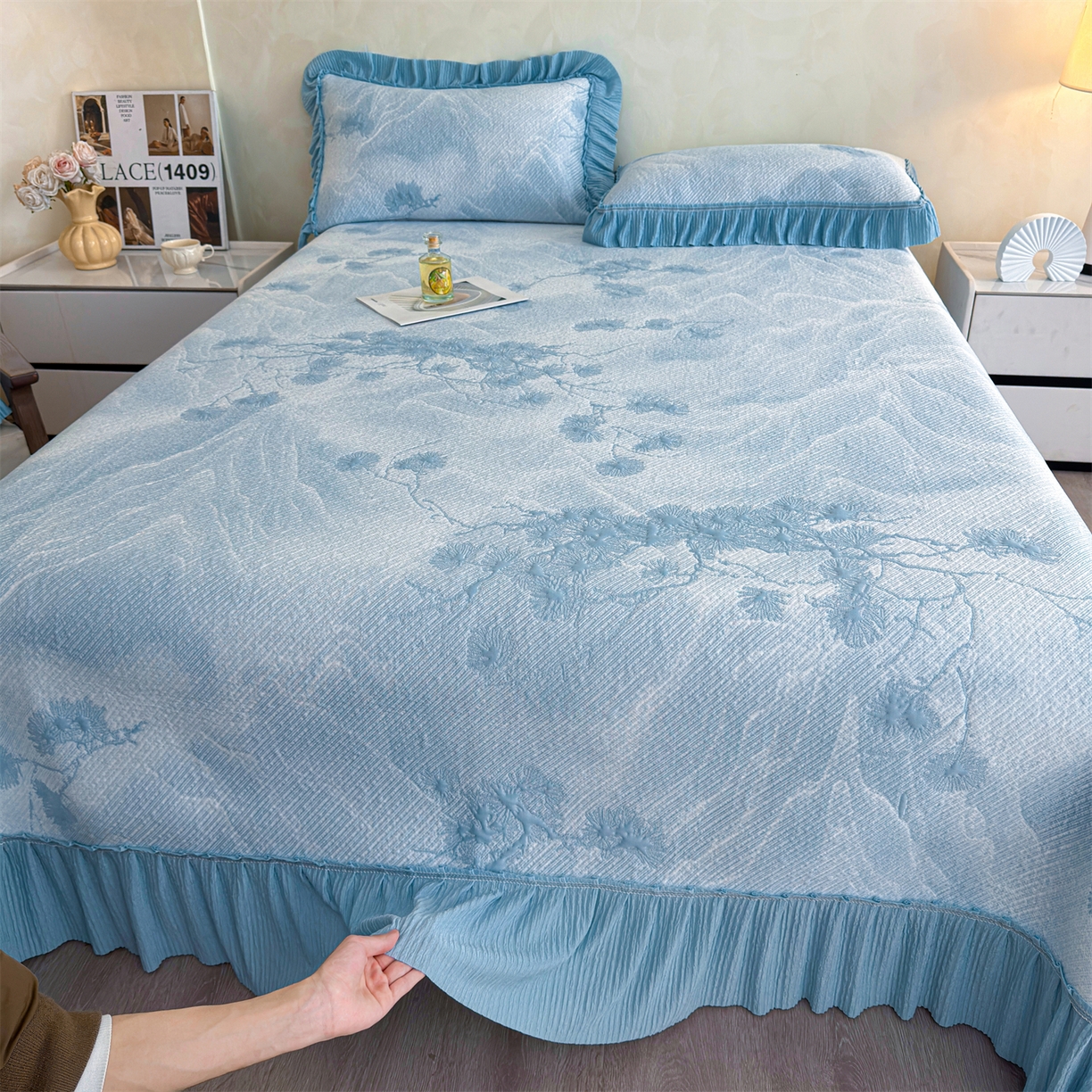 91家纺网 家纺一手货源 找家纺 慕木家纺 2026新款A类乙纶双面提花560克冰豆豆花边床盖款床裙迎客松系列（提供买家秀） 迎客松-蓝