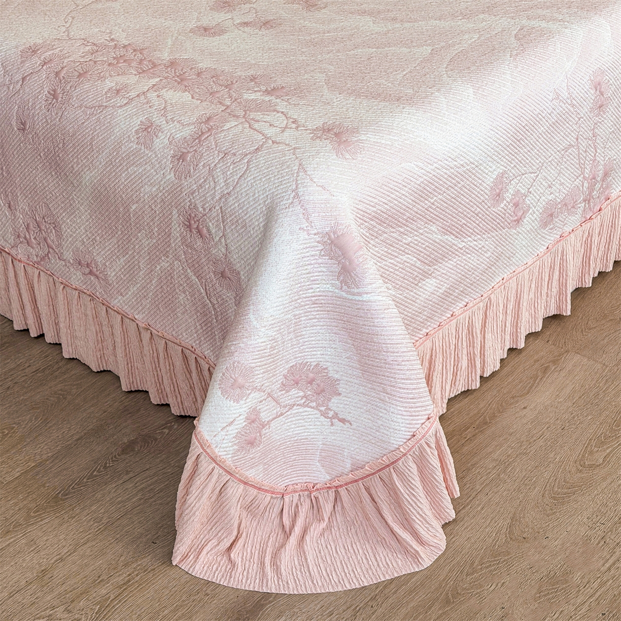 91家纺网 家纺一手货源 找家纺 慕木家纺 2026新款A类乙纶双面提花560克冰豆豆花边床盖款床裙迎客松系列（提供买家秀） 迎客松-粉