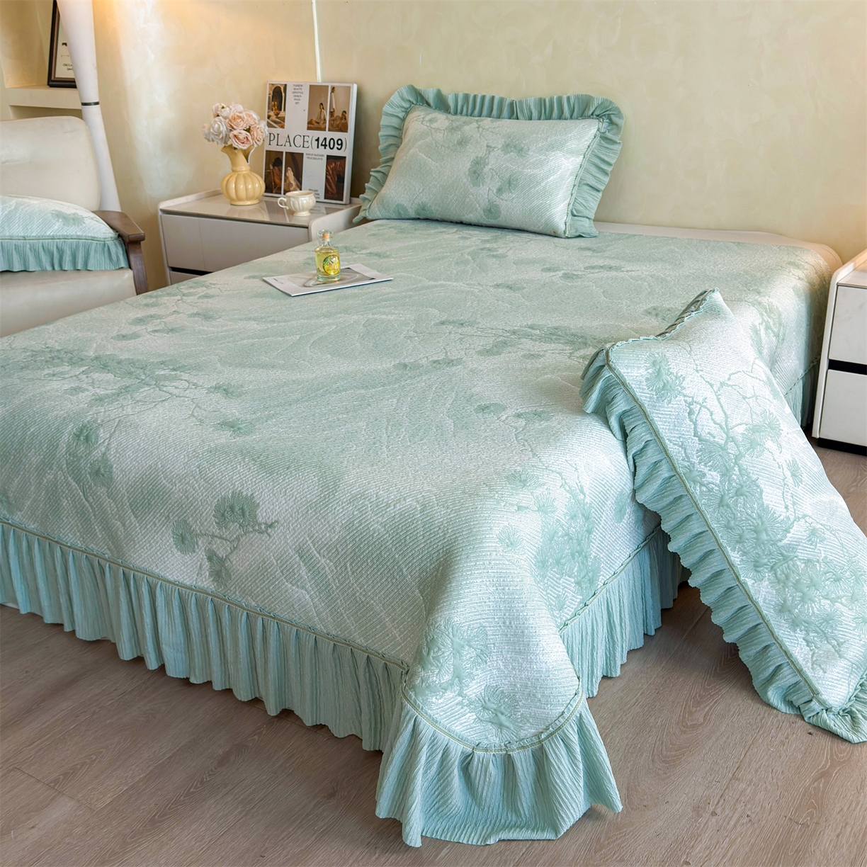 91家纺网 家纺一手货源 找家纺 慕木家纺 2026新款A类乙纶双面提花560克冰豆豆花边床盖款床裙迎客松系列（提供买家秀） 迎客松-绿