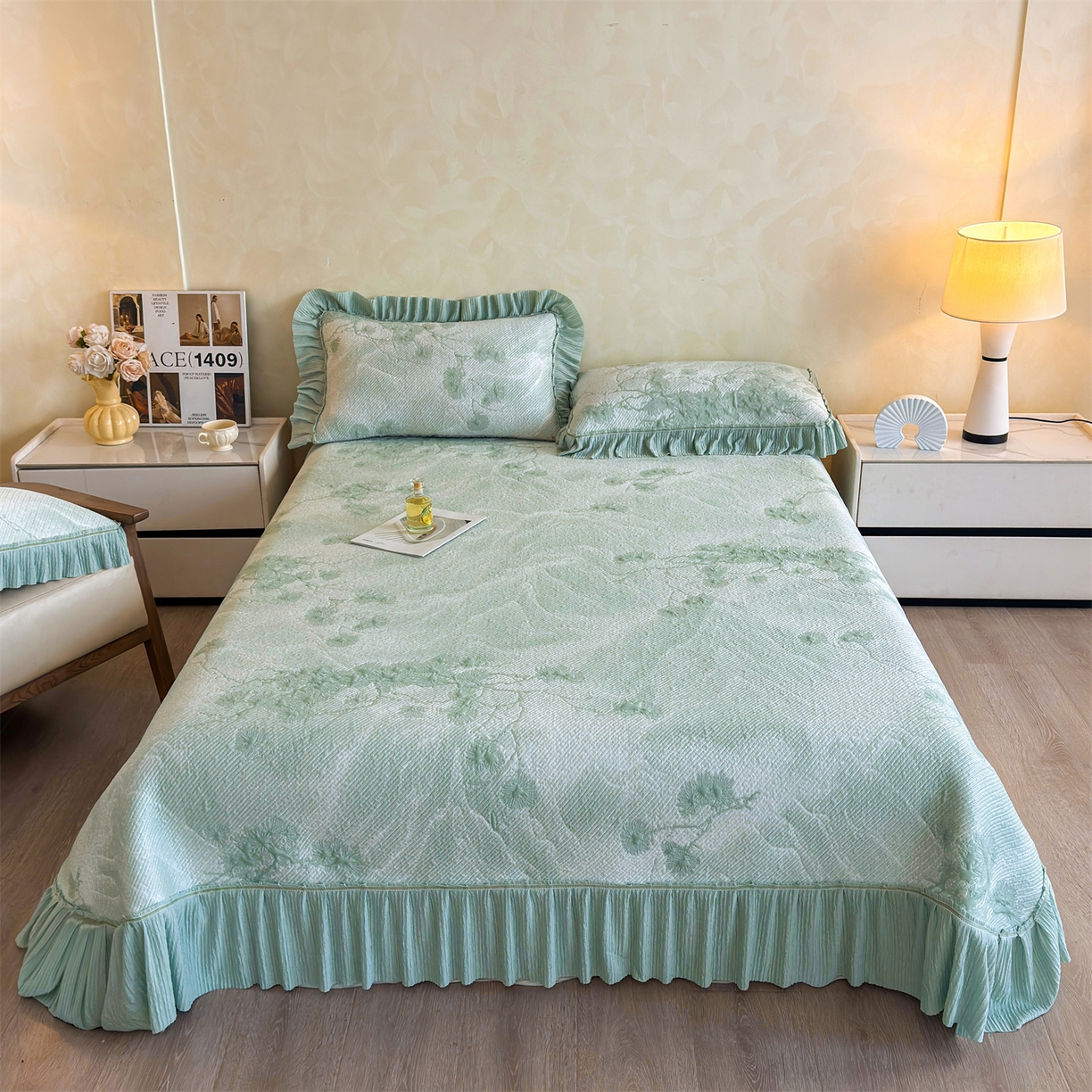 91家纺网 家纺一手货源 找家纺 慕木家纺 2026新款A类乙纶双面提花560克冰豆豆花边床盖款床裙迎客松系列（提供买家秀） 迎客松-绿