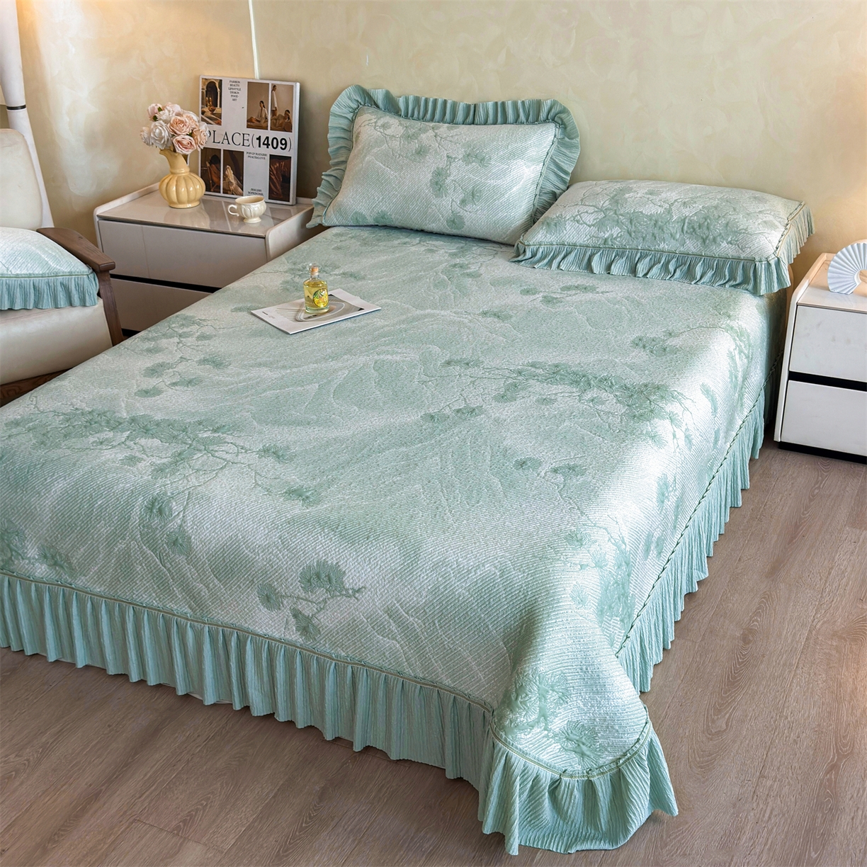 91家纺网 家纺一手货源 找家纺 慕木家纺 2026新款A类乙纶双面提花560克冰豆豆花边床盖款床裙迎客松系列（提供买家秀） 迎客松-绿