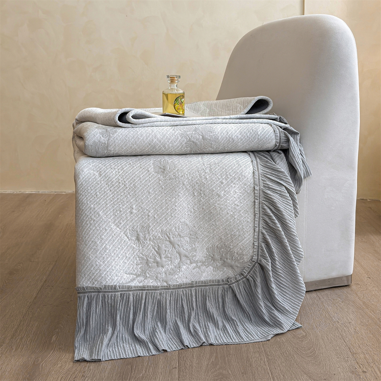 91家纺网 家纺一手货源 找家纺 慕木家纺 2026新款A类乙纶双面提花560克冰豆豆花边床盖款床裙迎客松系列（提供买家秀） 迎客松-灰