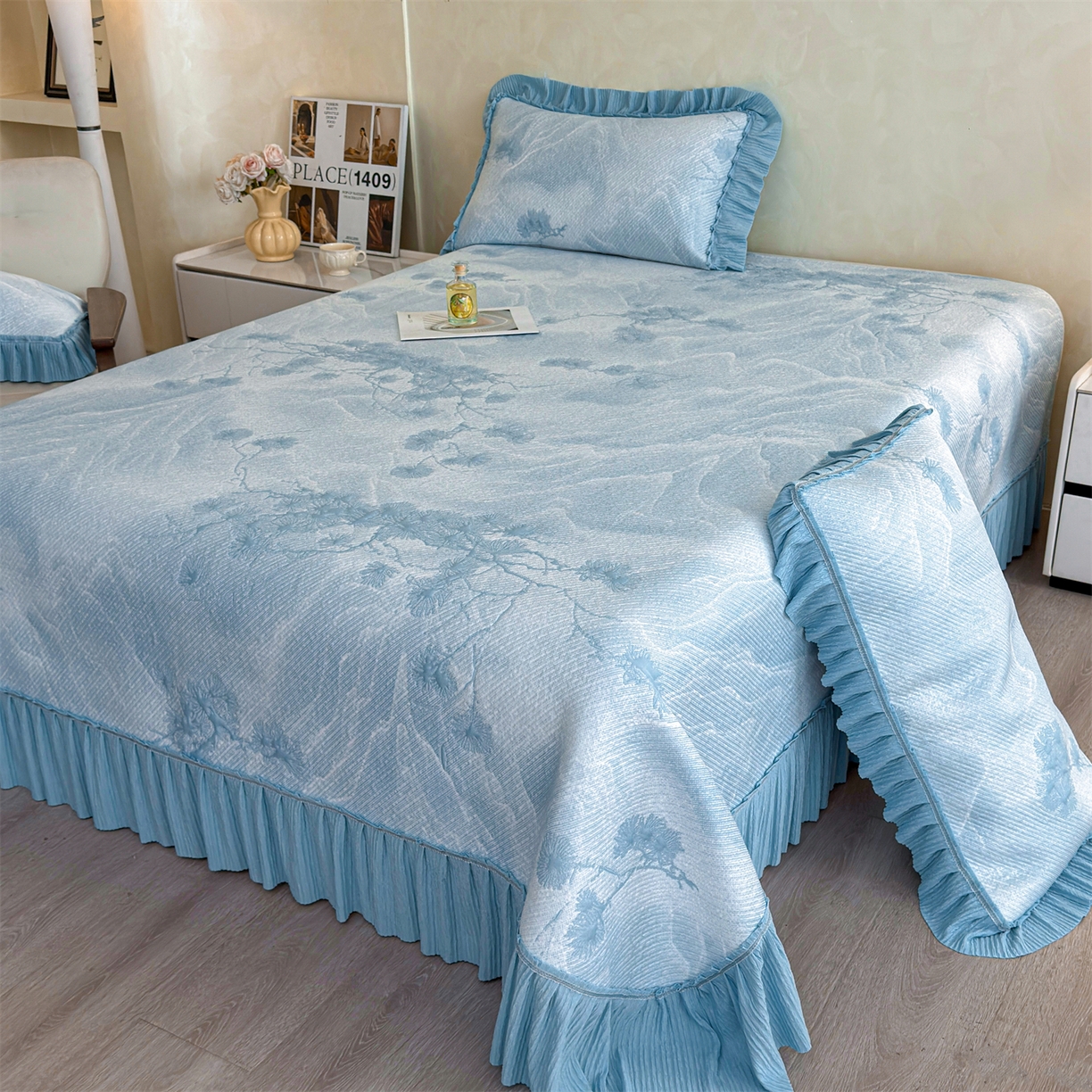 91家纺网 家纺一手货源 找家纺 慕木家纺 2026新款A类乙纶双面提花560克冰豆豆花边床盖款床裙迎客松系列（提供买家秀） 迎客松-蓝