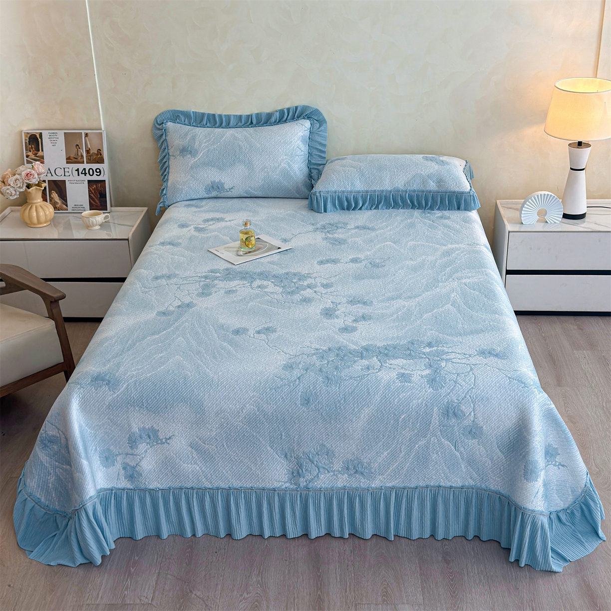 91家纺网 家纺一手货源 找家纺 慕木家纺 2026新款A类乙纶双面提花560克冰豆豆花边床盖款床裙迎客松系列（提供买家秀） 迎客松-蓝