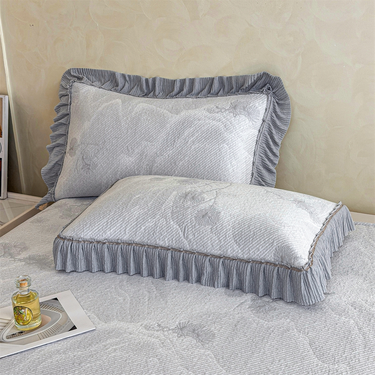 91家纺网 家纺一手货源 找家纺 慕木家纺 2026新款A类乙纶双面提花560克冰豆豆花边床盖款床裙迎客松系列（提供买家秀） 迎客松-灰