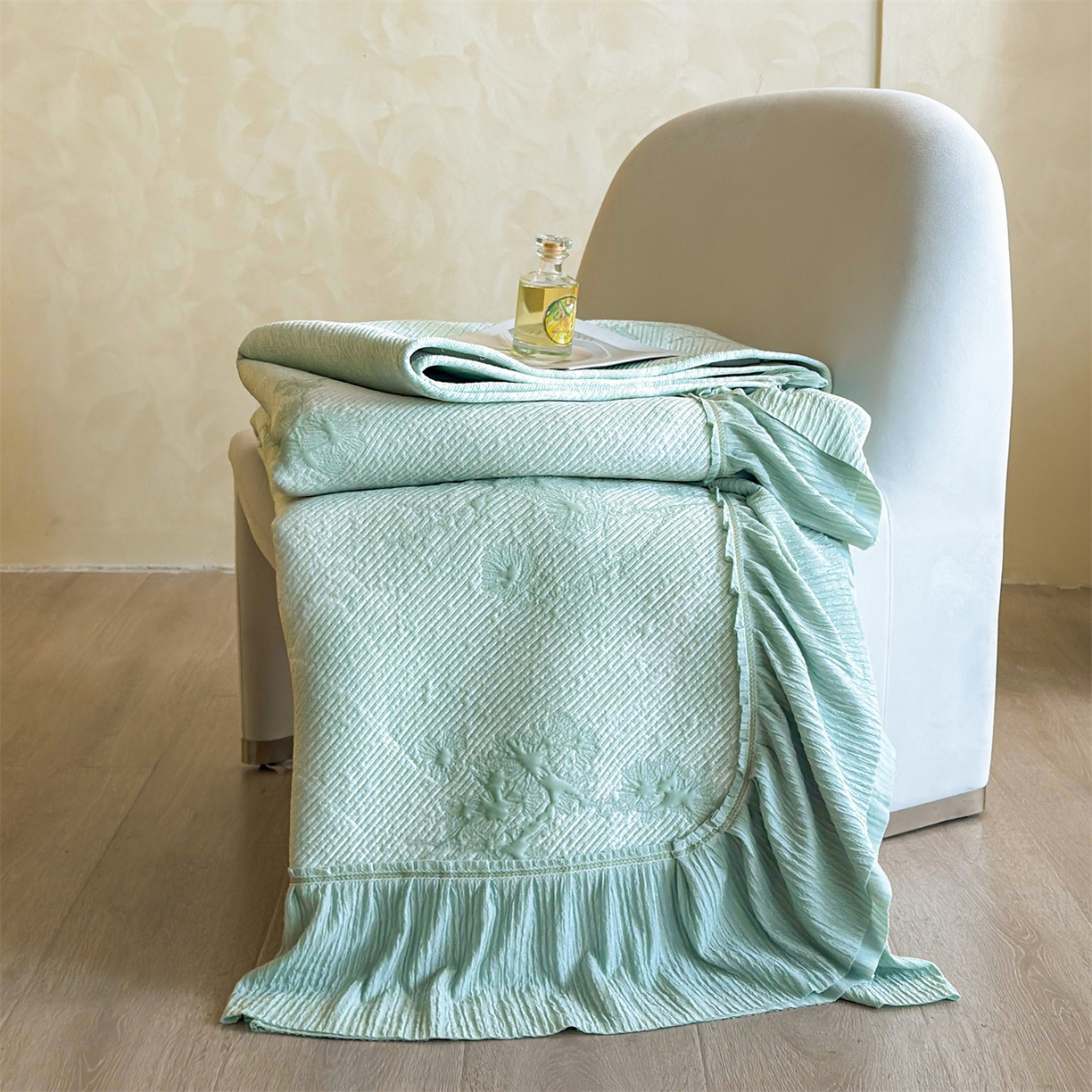 91家纺网 家纺一手货源 找家纺 慕木家纺 2026新款A类乙纶双面提花560克冰豆豆花边床盖款床裙迎客松系列（提供买家秀） 迎客松-绿