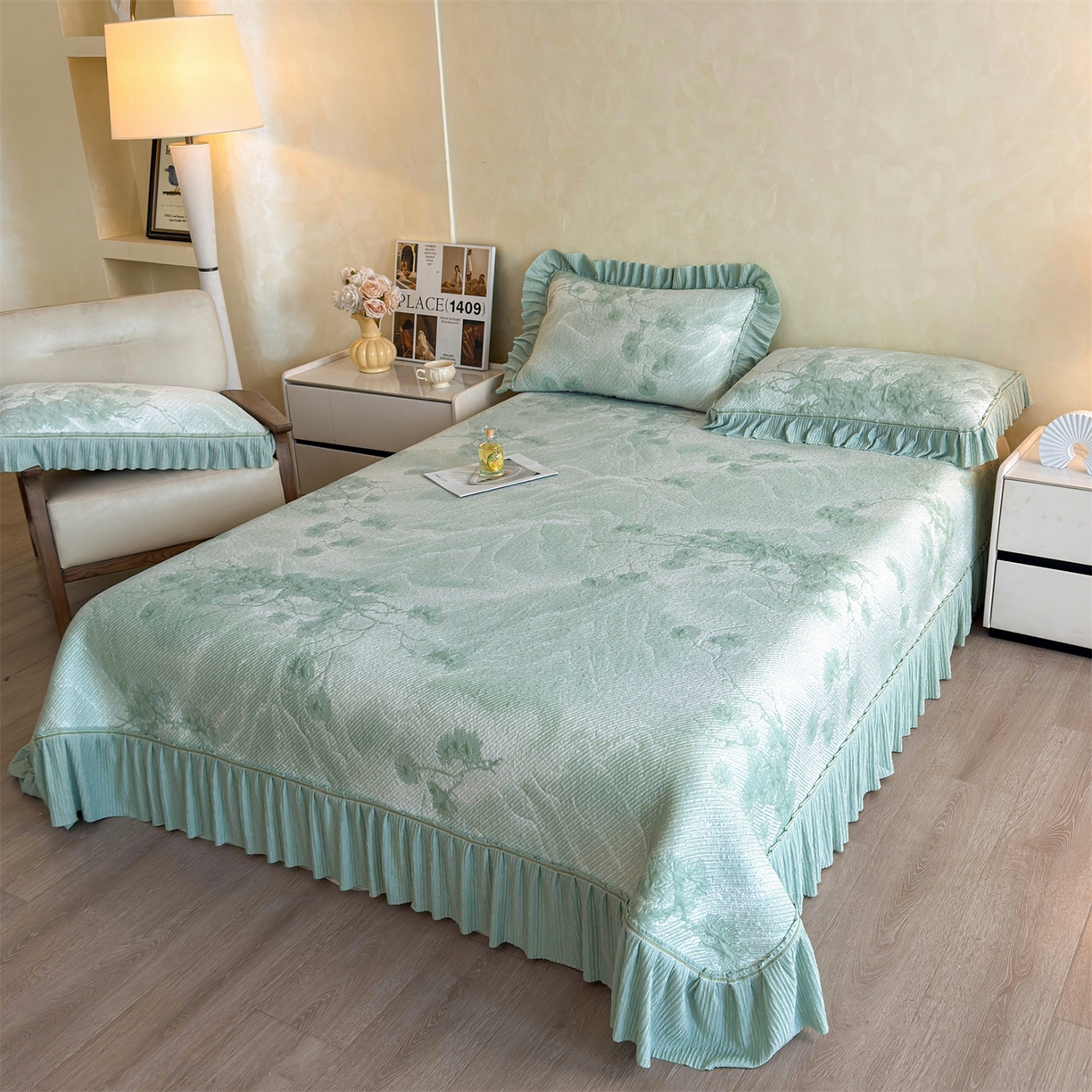 91家纺网 家纺一手货源 找家纺 慕木家纺 2026新款A类乙纶双面提花560克冰豆豆花边床盖款床裙迎客松系列（提供买家秀） 迎客松-绿