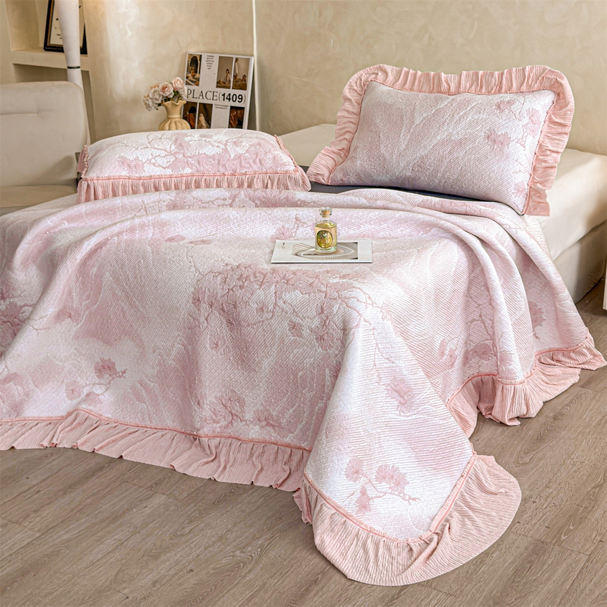 91家纺网 家纺一手货源 找家纺 慕木家纺 2026新款A类乙纶双面提花560克冰豆豆花边床盖款床裙迎客松系列（提供买家秀） 迎客松-粉