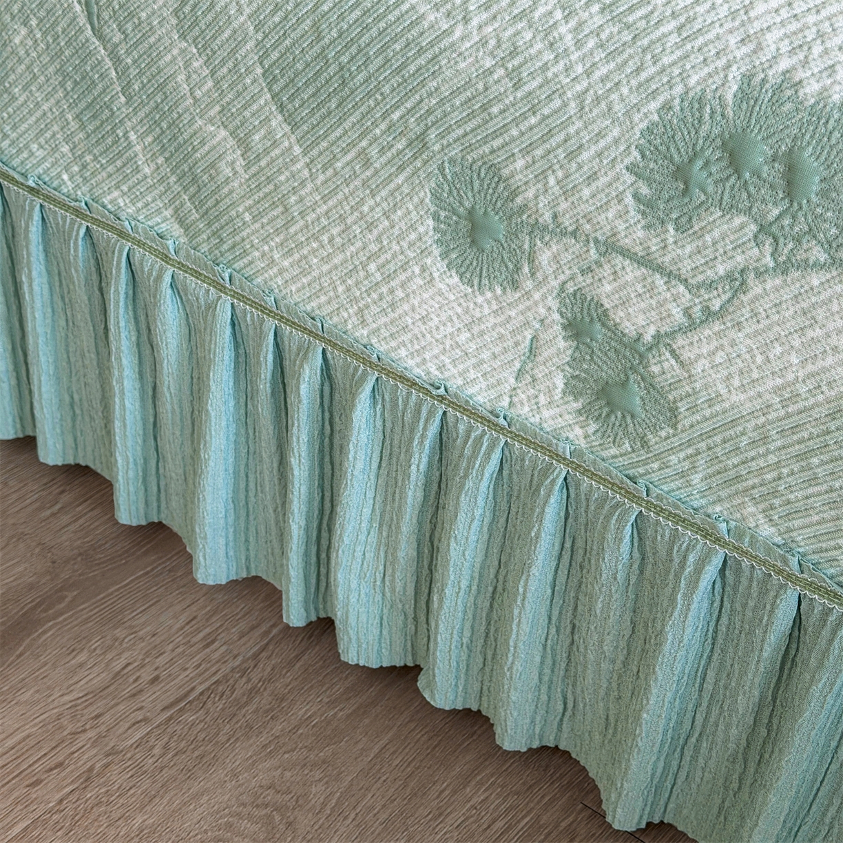 91家纺网 家纺一手货源 找家纺 慕木家纺 2026新款A类乙纶双面提花560克冰豆豆花边床盖款床裙迎客松系列（提供买家秀） 迎客松-绿