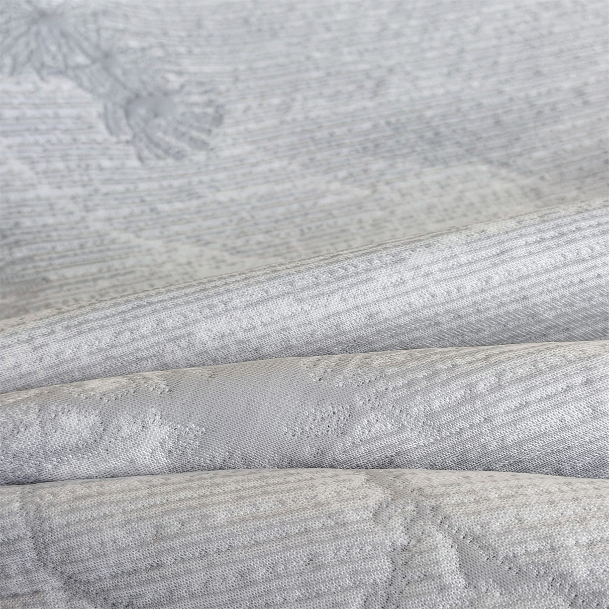 91家纺网 家纺一手货源 找家纺 慕木家纺 2026新款A类乙纶双面提花560克冰豆豆花边床盖款床裙迎客松系列（提供买家秀） 迎客松-灰