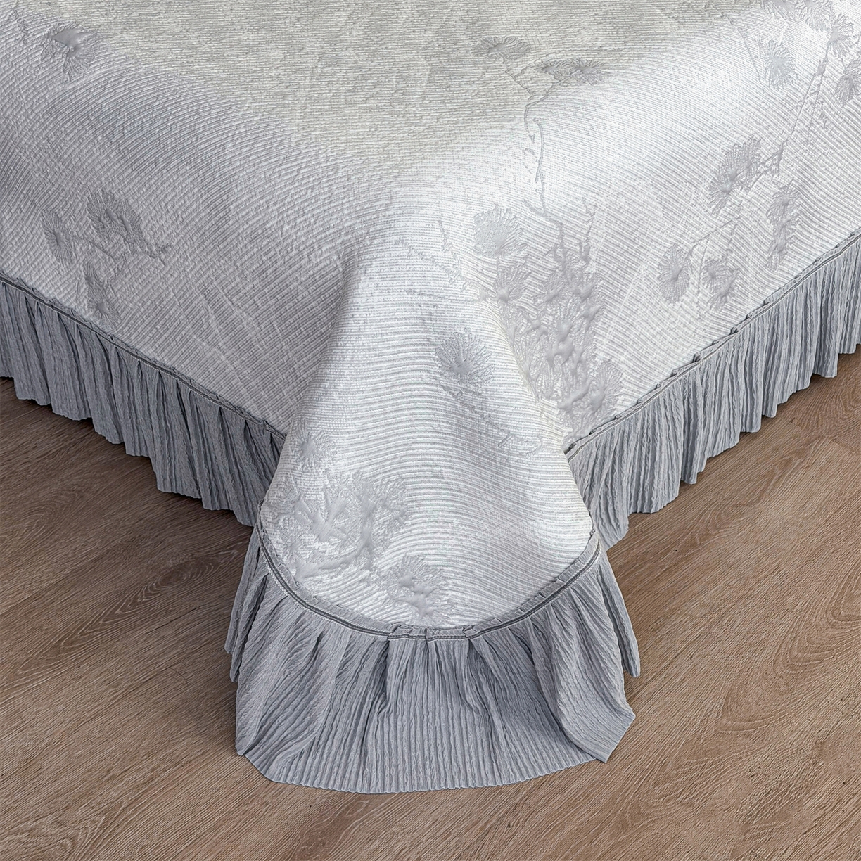 91家纺网 家纺一手货源 找家纺 慕木家纺 2026新款A类乙纶双面提花560克冰豆豆花边床盖款床裙迎客松系列（提供买家秀） 迎客松-灰