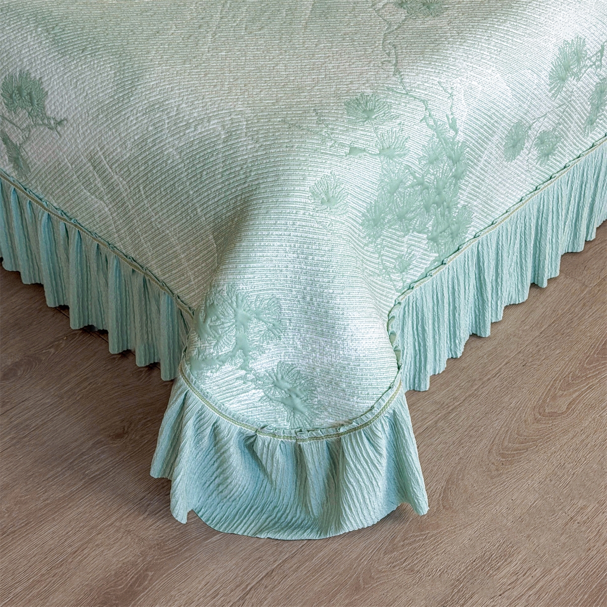 91家纺网 家纺一手货源 找家纺 慕木家纺 2026新款A类乙纶双面提花560克冰豆豆花边床盖款床裙迎客松系列（提供买家秀） 迎客松-绿