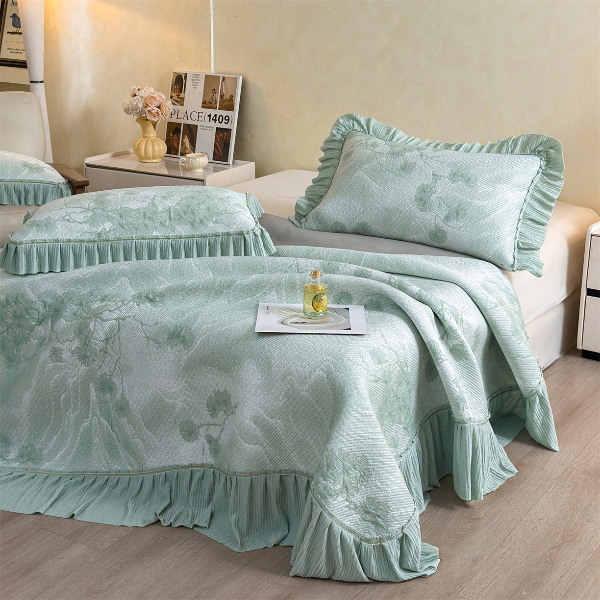 91家纺网 家纺一手货源 找家纺 慕木家纺 2026新款A类乙纶双面提花560克冰豆豆花边床盖款床裙迎客松系列（提供买家秀） 迎客松-绿