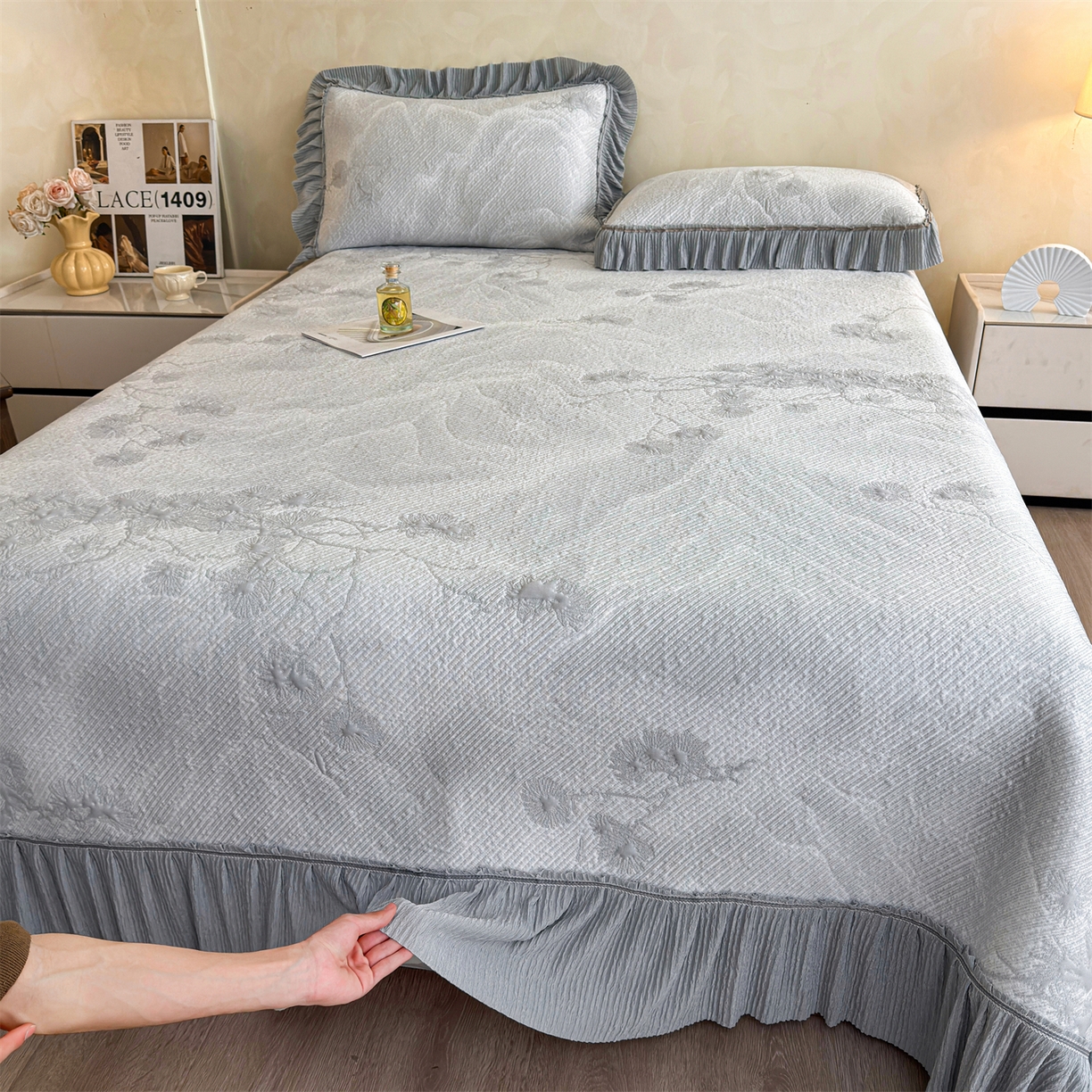 91家纺网 家纺一手货源 找家纺 慕木家纺 2026新款A类乙纶双面提花560克冰豆豆花边床盖款床裙迎客松系列（提供买家秀） 迎客松-灰