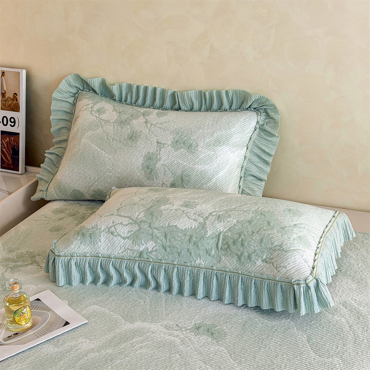 91家纺网 家纺一手货源 找家纺 慕木家纺 2026新款A类乙纶双面提花560克冰豆豆花边床盖款床裙迎客松系列（提供买家秀） 迎客松-绿