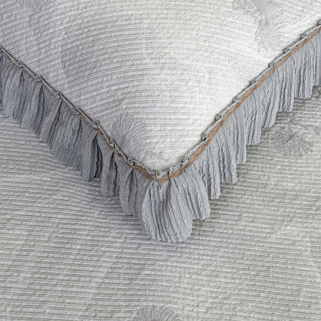 91家纺网 家纺一手货源 找家纺 慕木家纺 2026新款A类乙纶双面提花560克冰豆豆花边床盖款床裙迎客松系列（提供买家秀） 迎客松-灰