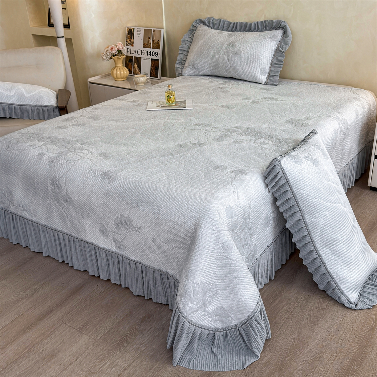 91家纺网 家纺一手货源 找家纺 慕木家纺 2026新款A类乙纶双面提花560克冰豆豆花边床盖款床裙迎客松系列（提供买家秀） 迎客松-灰