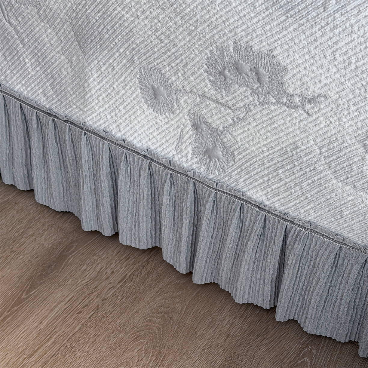 91家纺网 家纺一手货源 找家纺 慕木家纺 2026新款A类乙纶双面提花560克冰豆豆花边床盖款床裙迎客松系列（提供买家秀） 迎客松-灰