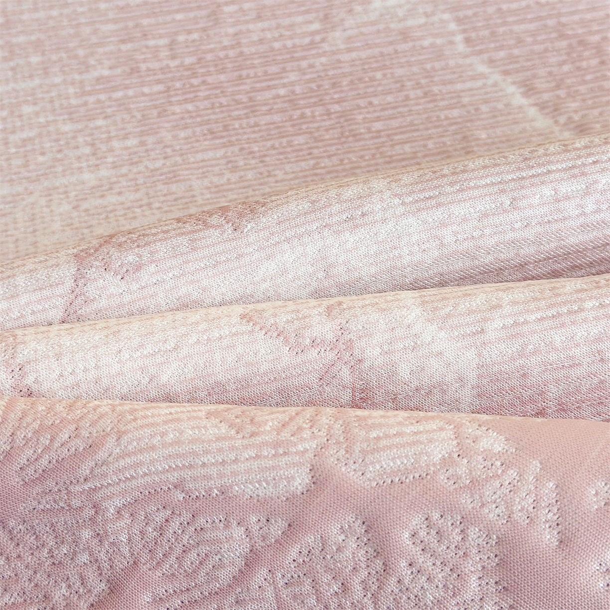 91家纺网 家纺一手货源 找家纺 慕木家纺 2026新款A类乙纶双面提花560克冰豆豆花边床盖款床裙迎客松系列（提供买家秀） 迎客松-粉