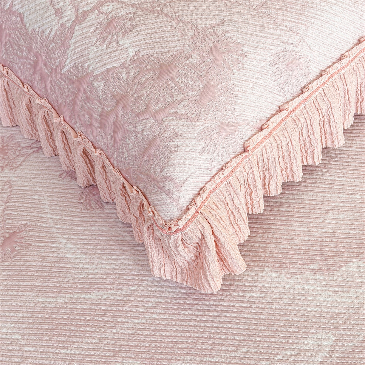 91家纺网 家纺一手货源 找家纺 慕木家纺 2026新款A类乙纶双面提花560克冰豆豆花边床盖款床裙迎客松系列（提供买家秀） 迎客松-粉