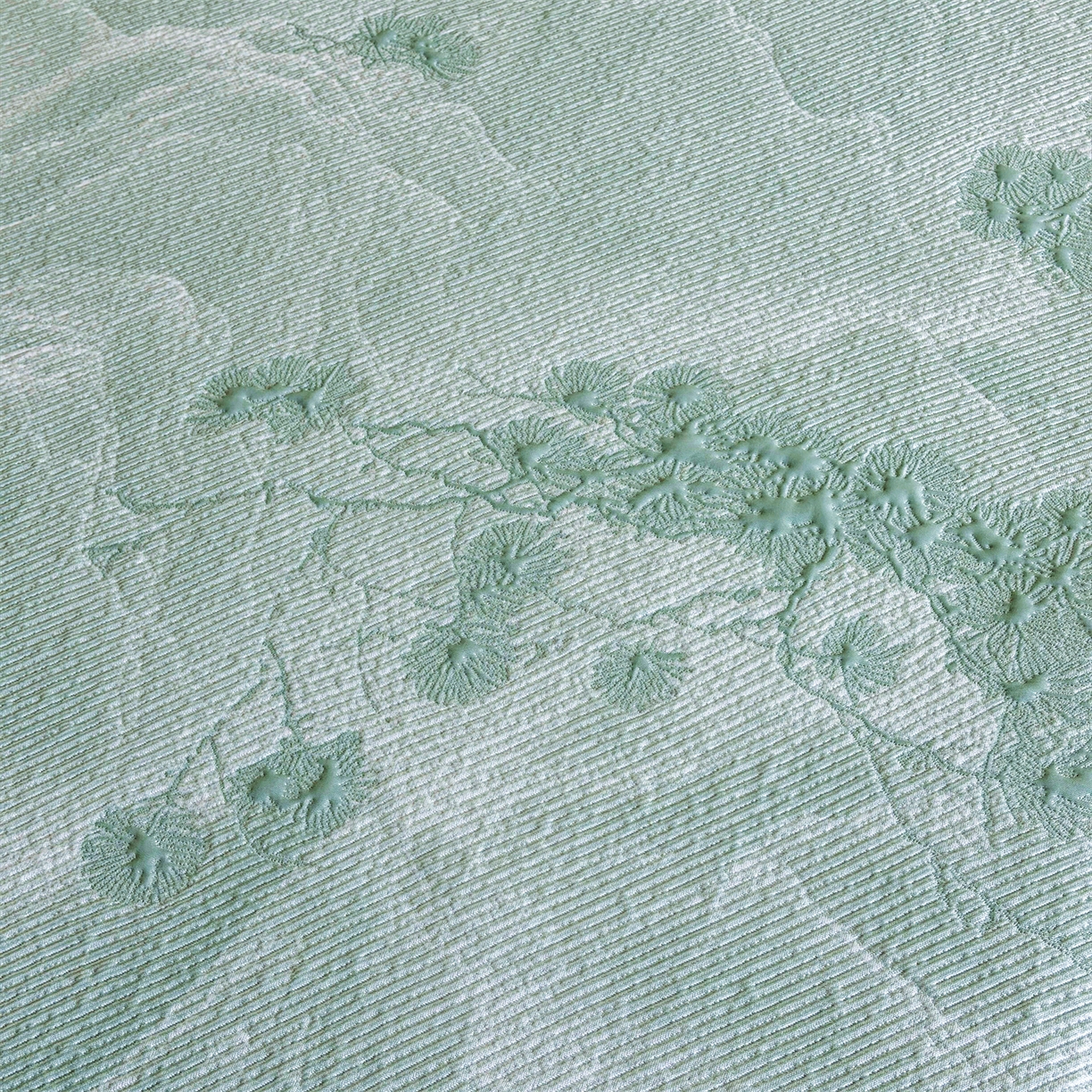 91家纺网 家纺一手货源 找家纺 慕木家纺 2026新款A类乙纶双面提花560克冰豆豆花边床盖款床裙迎客松系列（提供买家秀） 迎客松-绿