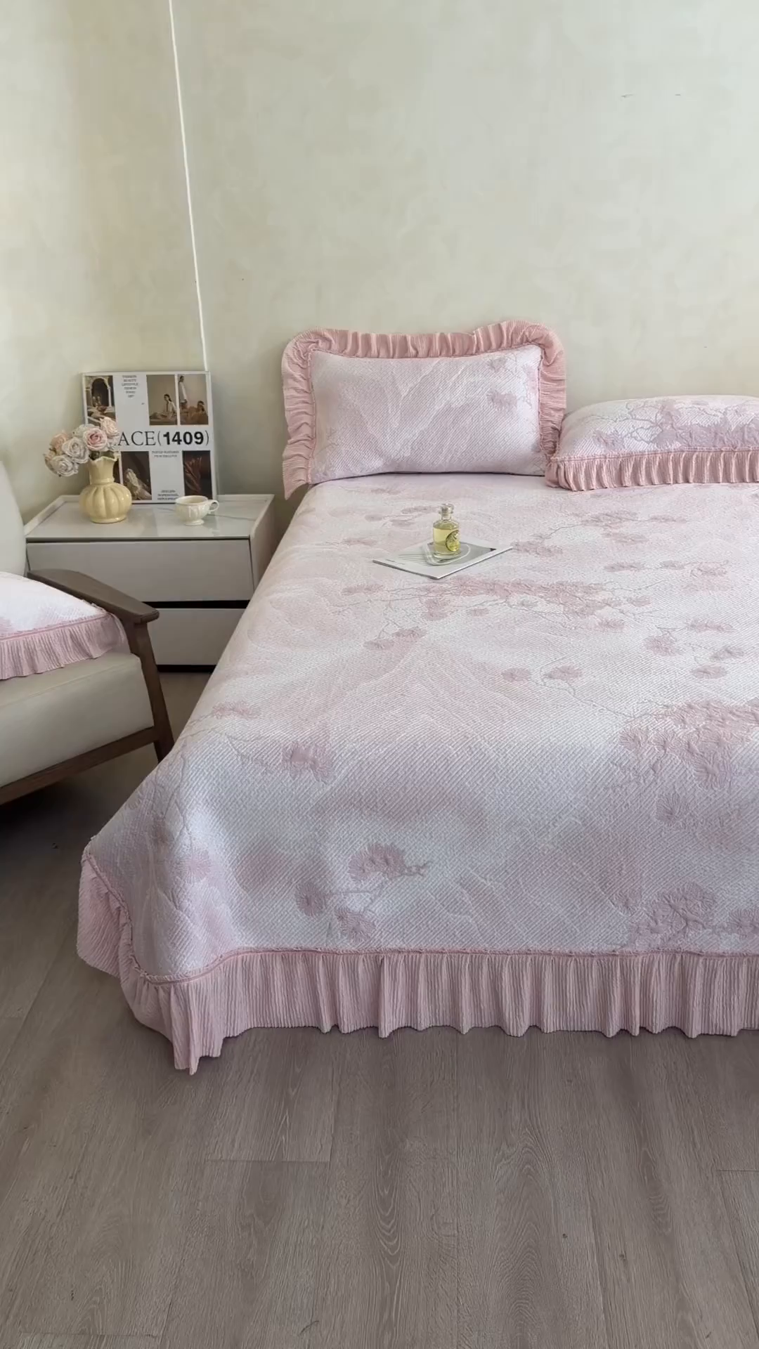 91家纺网 家纺一手货源 找家纺 慕木家纺 2026新款A类乙纶双面提花560克冰豆豆花边床盖款床裙迎客松系列（提供买家秀） 迎客松-粉